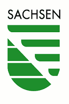 Logo des Freistaats Sachsen, grünes Wappen auf weißem Grund, in schwarzer Schrift über dem Wappen steht Sachsen