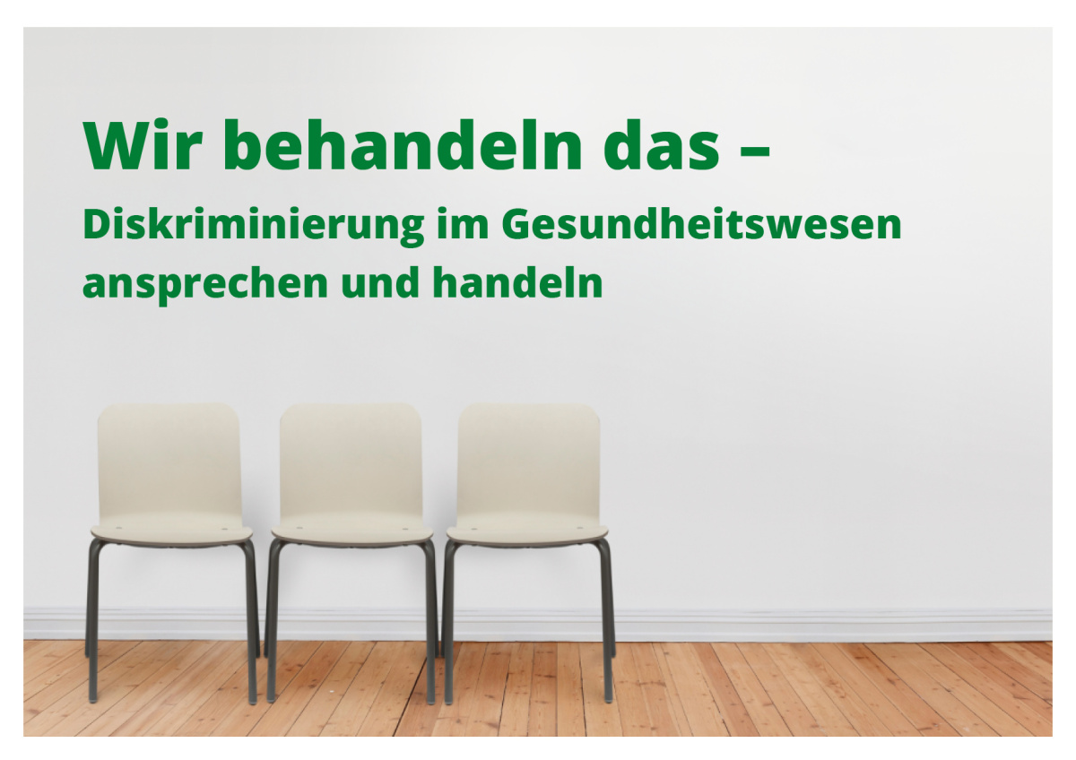 Eine Fotografie zeigt ein Wartezimmer mit drei weißen Plastikstühlen, die auf einem Parkettfußboden stehen. An der weißen Wand hängt eine Uhr, die auf 10:10 Uhr steht. Über den Stühlen ist ein grüner Schriftzug „Wir behandeln das - Diskriminierung im Gesundheitswesen ansprechen und handeln“ zu lesen.