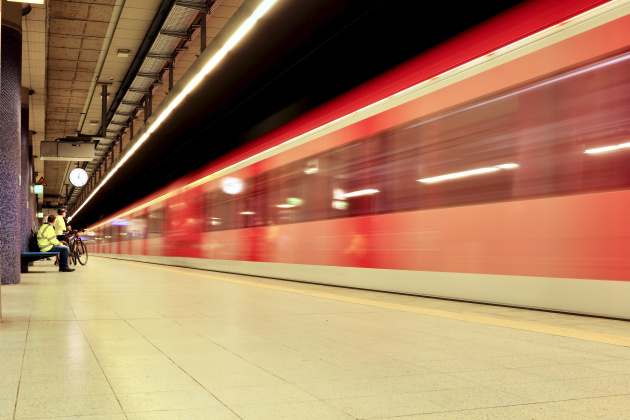 Regionalbahn an Bahnhofsstation