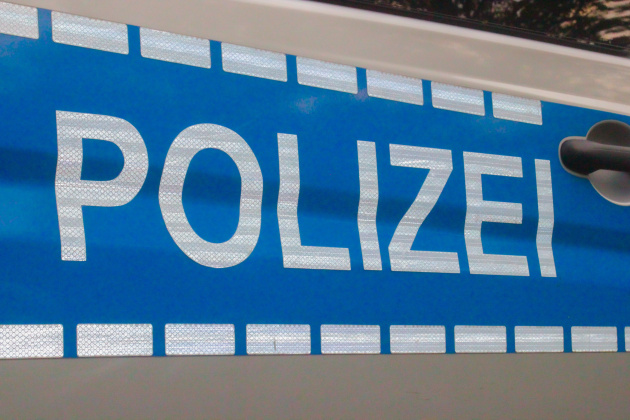 Die Seitentür eines Polizeiwagens