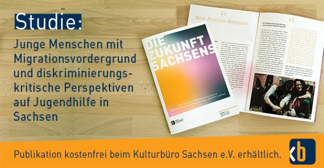 Broschüren des Kulturbüro liegen auf einem Holztisch