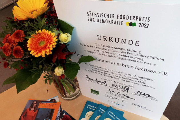 Strauß und Urkunde