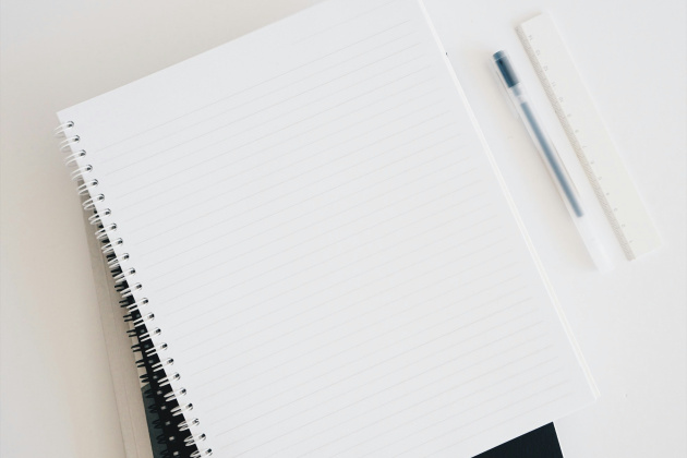 Notitzblock mit Stift auf einem Tisch