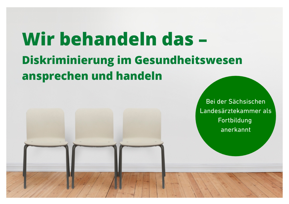Eine Fotografie zeigt ein Wartezimmer mit drei weißen Plastikstühlen, die auf einem Parkettfußboden stehen. An der weißen Wand hängt eine Uhr, die auf 10:10 Uhr steht. Über den Stühlen ist ein grüner Schriftzug „Wir behandeln das - Diskriminierung im Gesundheitswesen ansprechen und handeln“ zu lesen.