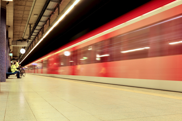 Regionalbahn an Bahnhofsstation