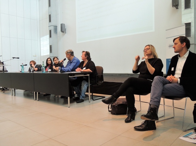 Gebärdensprachdolmetschung bei einer Podiumsdiskussion