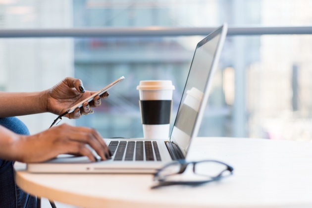Ein Home Office-Arbeitsplatz vor einem großen Fenster