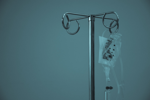 Ein Metallständer, an dem ein Infusionsbeutel hängt