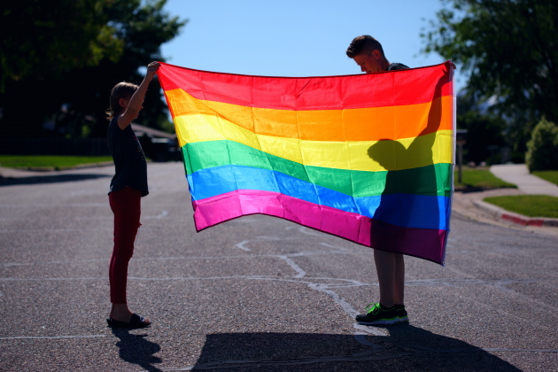 Kind und Mutter mit Regenbogenflagge