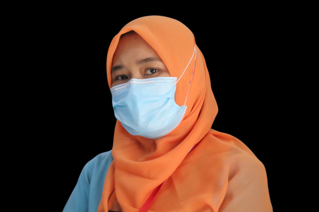 Porträt einer jungen Frau mit Mundnasenschutz